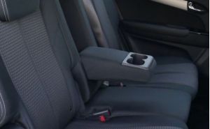 Image shows later model with side by side cupholder.