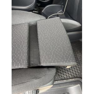 Shows Adjustable thigh support.