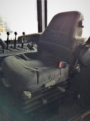 Black Duck Seat Covers offer maximum seat protection to your Cat CHALLENGER D & E Series Ag Tractors Operator seat only.